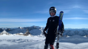 Jules sur le glacier des Diablerets en Suisse avant les premières courses.