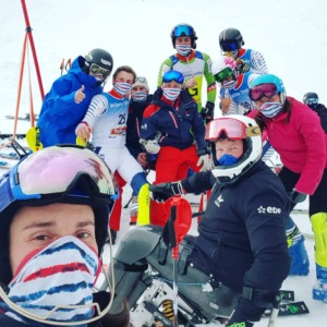 Jules avec les autres athlètes de l'équipe de France de ski alpin handisport à Malbun