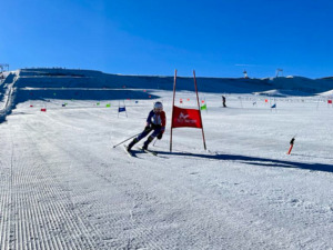 Jules au ski sur le glacier des Deux-Alpes